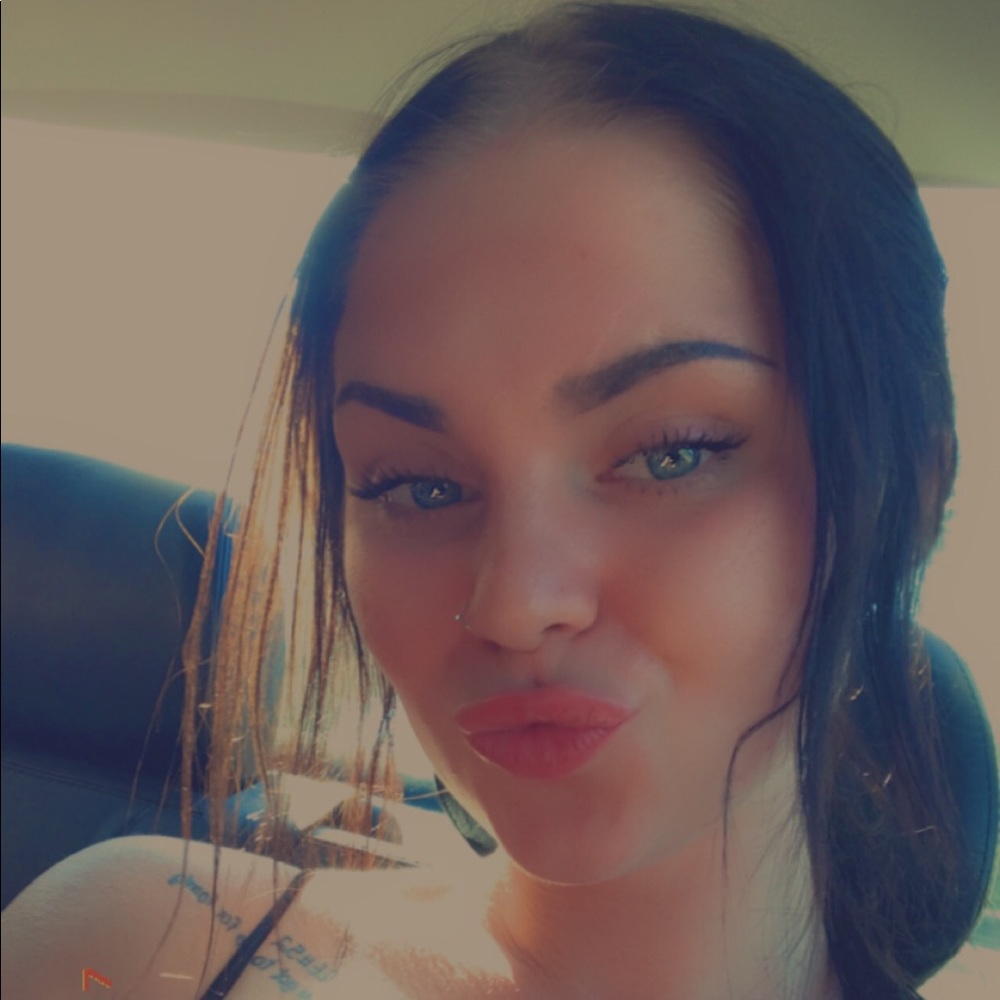 Meet your Posher, Nia